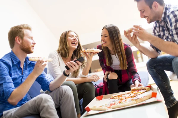 Friends eating pizza