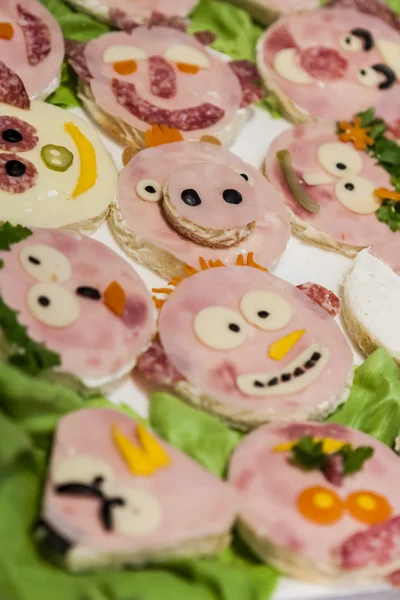 Concetto di cucina creativa. divertente piccole zucchine e ... Creativo cucina Creativa