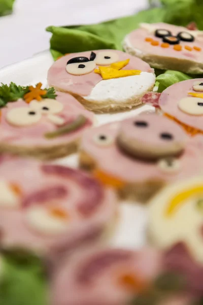 Concetto di cucina creativa. divertente piccole zucchine e ... Creativo cucina Creativa