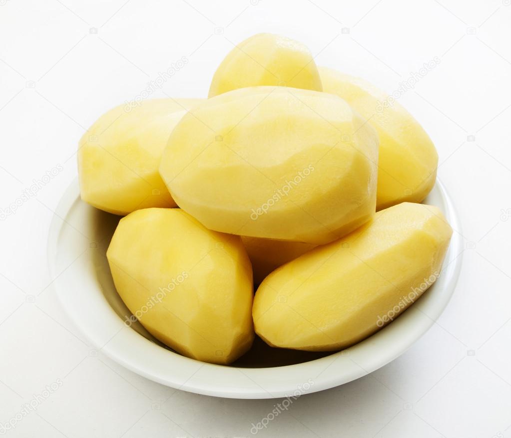 Pommes de terre épluchées crues isolés sur fond blanc — Photographie funkybg © 52510021