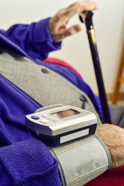 Measuring the blood pressure to an old man