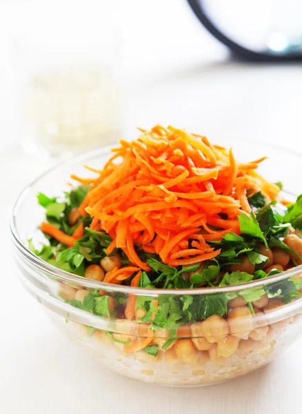 Salad with chickpeas and carrots