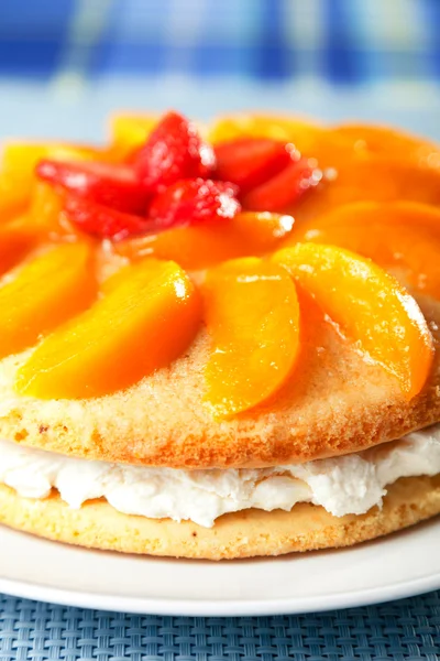 Vanilla cake with peaches