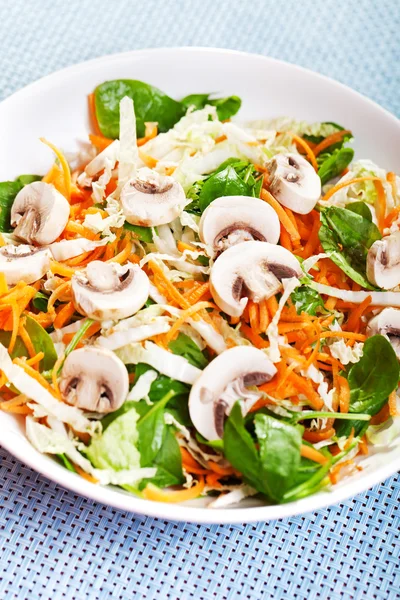 Spinach salad with carrots