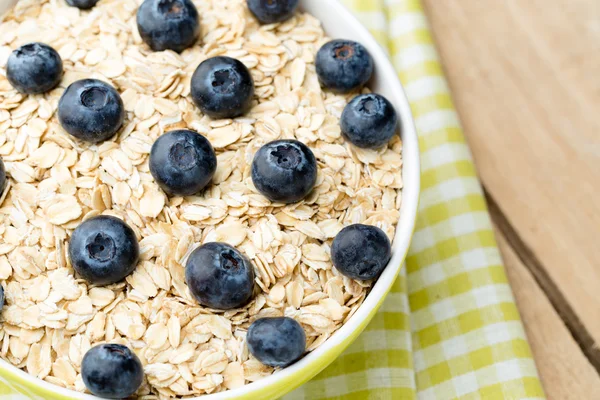 Oatmeal porridge with blueberries. healthy breakfast.