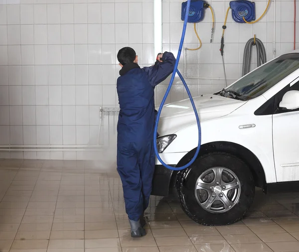 Car service. Washing of a car pressure