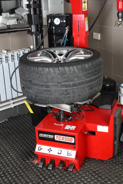 Car service. Tyre assembling machine