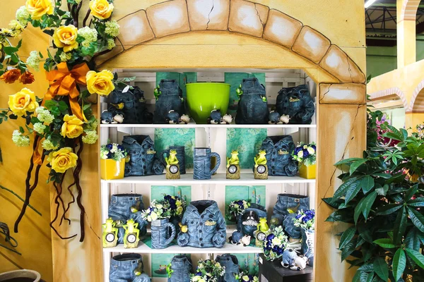 Decorative items for the garden in the mall Mondoverde. Taneto,