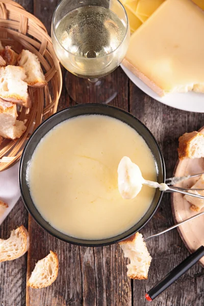 Cheese fondue and bread