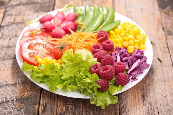Vegetable salad with raspberries