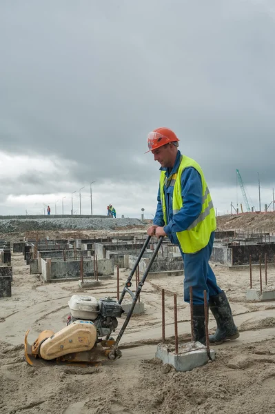 Builder worker with vibration plate