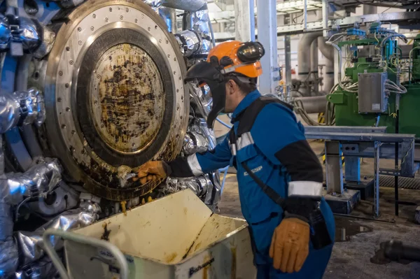 Industrial mechanic cleaning extruder machine