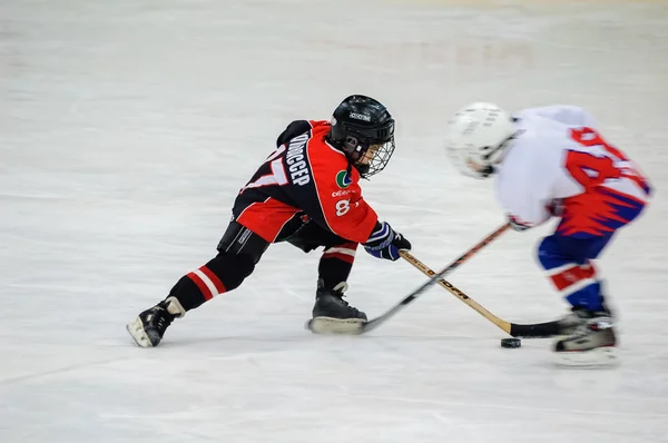 Game of children ice-hockey teams