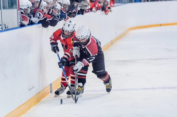 Game of children ice-hockey teams