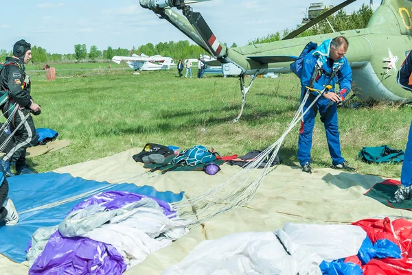 Preparations of parachutists for a new jump
