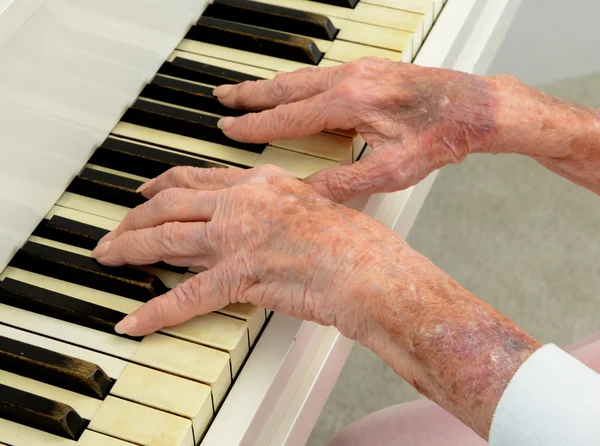 Senior woman Pays Piano