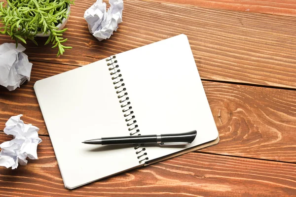 办公室用品和弄皱的纸的桌子。顶视图。复制文