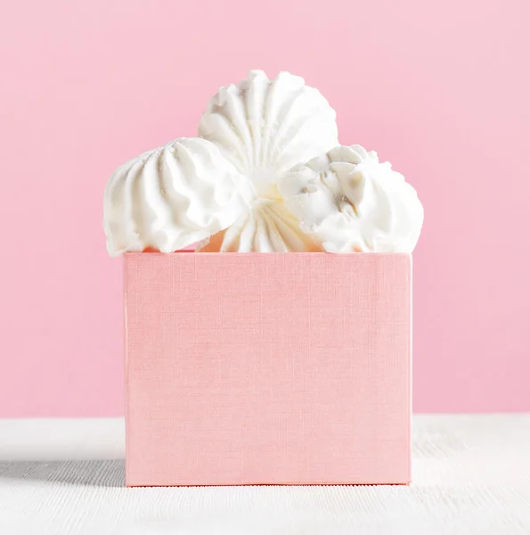 White marshmallow dessert in pink box