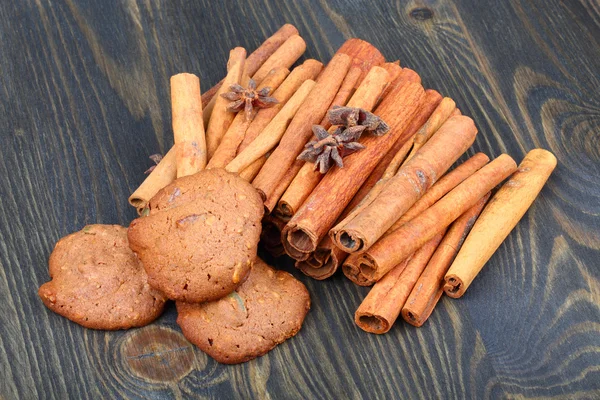 Cinnamon sticks and star anise with cookies