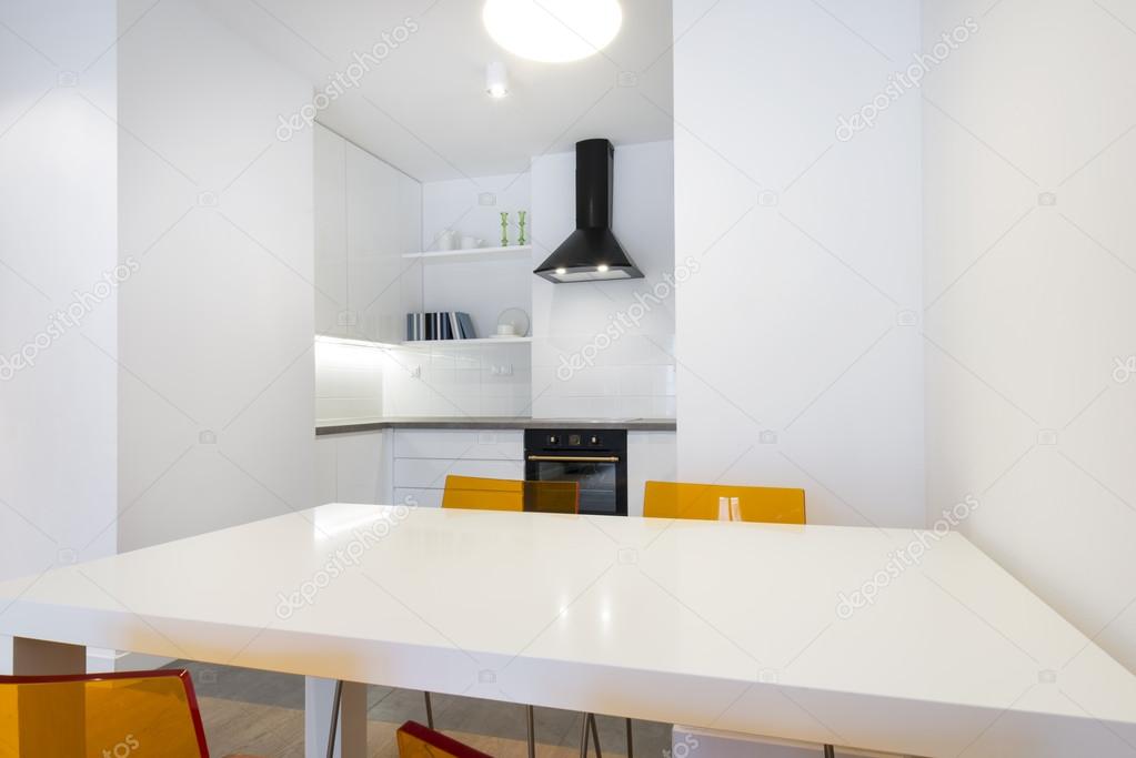 Stijlvolle witte keuken in klein appartement — stockfoto ...