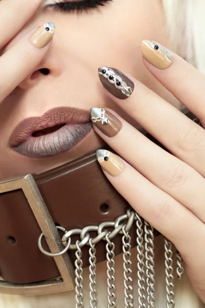 Manicure brown chain.