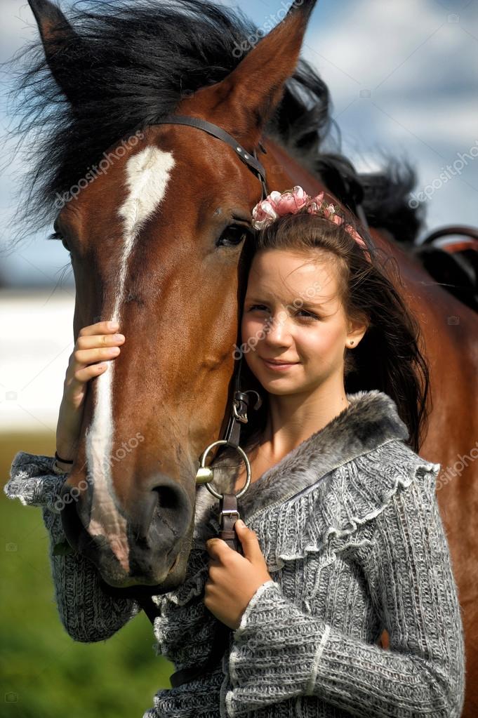 fille ado avec le cheval marron photo 52426301 fille ado avec le cheval marron photo 52426301