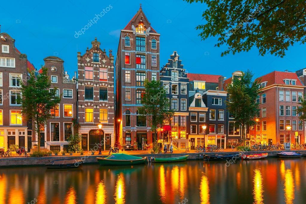 Vista a la ciudad la noche del canal de amsterdam con casas neerlandesa