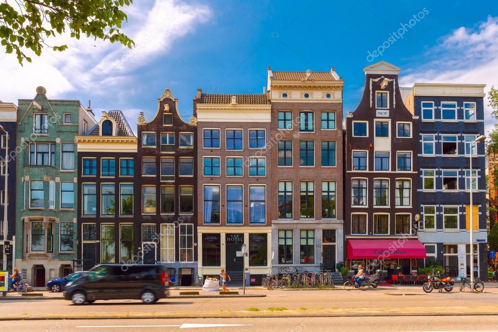Vista a la ciudad de calles con casas Holandesas, Holanda amsterdam