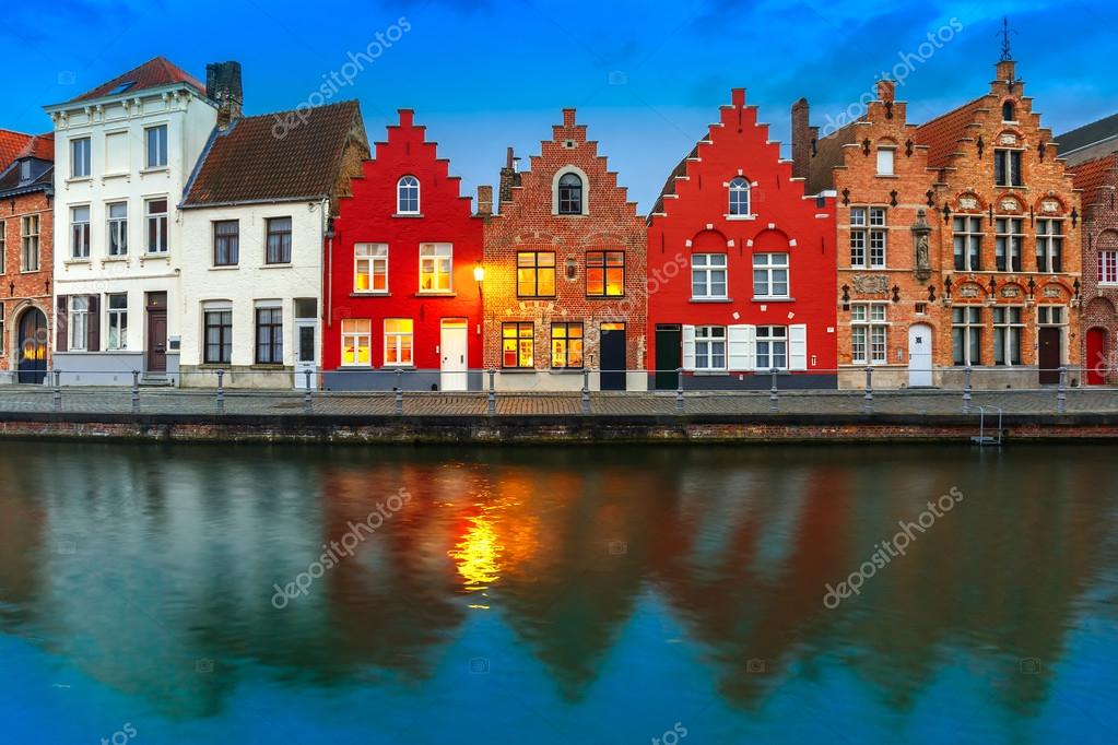 Canale di bruges di notte con le belle case colorate — foto stock ... Case bellissime