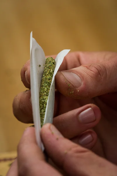 Rolling a joint