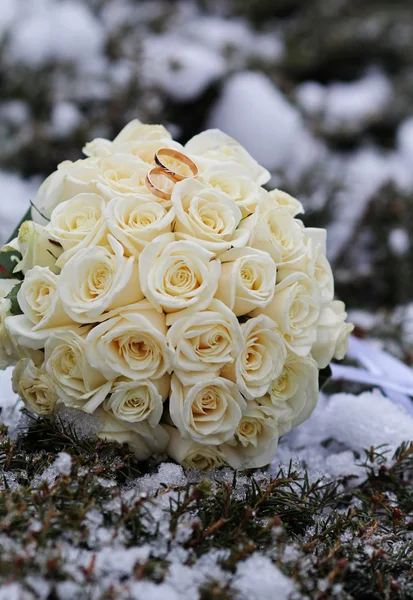 bouquet and the ring in the snow