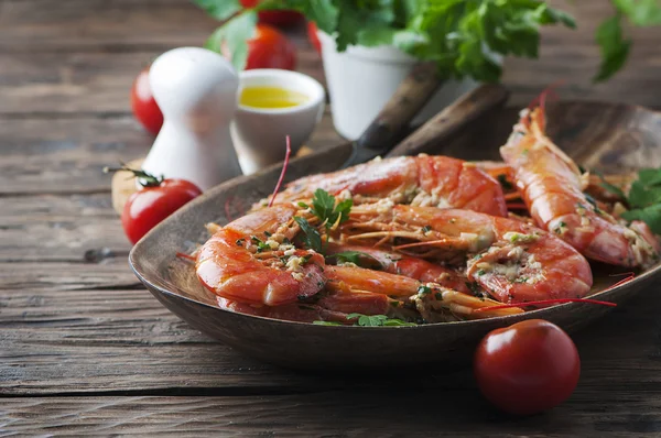 Cooked prawns with oil and parsley