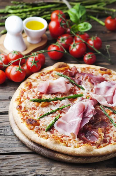 Italian pizza with ham and asparagus