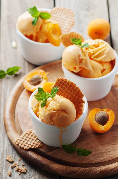 Apricot ice-creams with mint