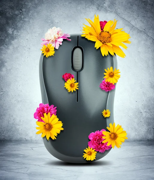 Computer mouse with flowers