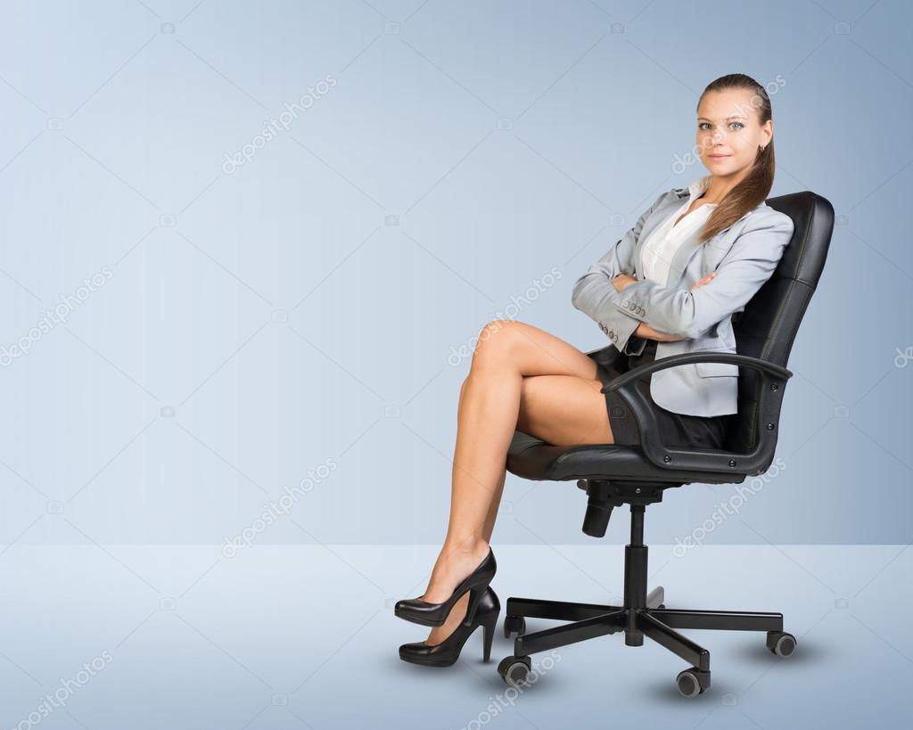 Похотливая девушка на кресле