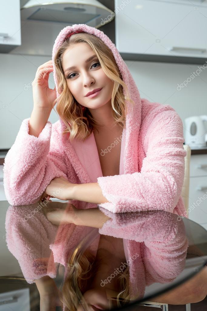 Горячая блондинка в розовом пеньюаре шалит в офисе 