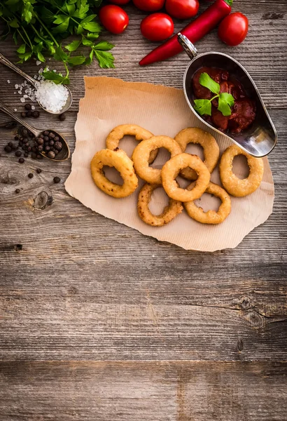 Fried onion rings with vegetables and spices