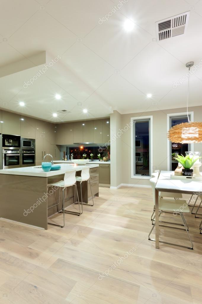 Binnenaanzicht van een huis met houten vloer en keuken naast t ...