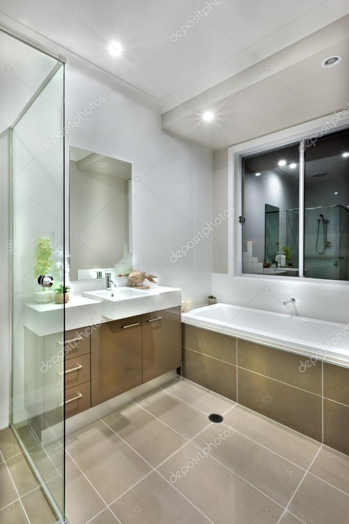 Moderno bagno con mattonelle di pavimento di colore scuro con luci ... Tavolo da muro colore scuro