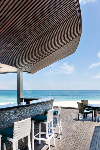 Ocean side restaurant with the view of the horizon