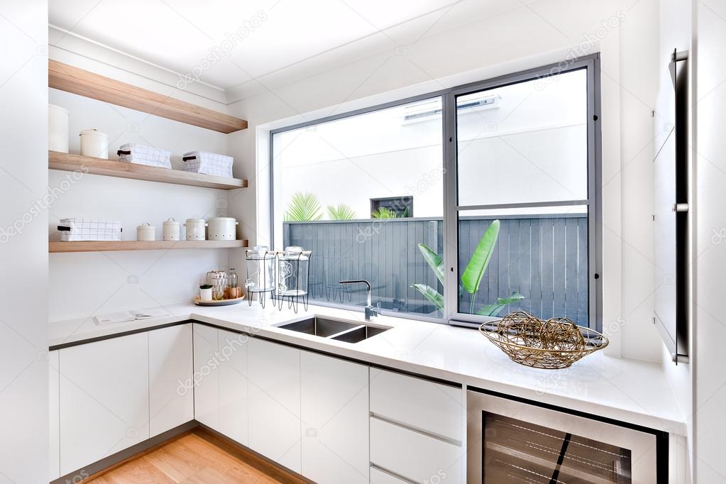 Tienda de utensilio de cocina con ventana y contra — foto de stock ...