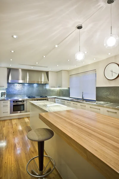 Spacious contemporary kitchen