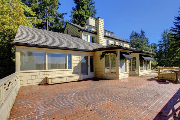 Perfect back deck with concrete patio