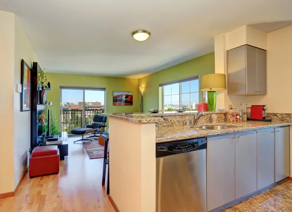 Warme tinten moderne keuken open plan living — stockfoto © scarfe ...