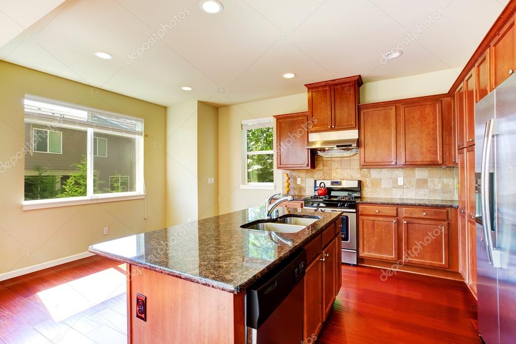Moderne küche mit insel und granit tops — stockfoto © iriana88w ... Moderne küche mit insel