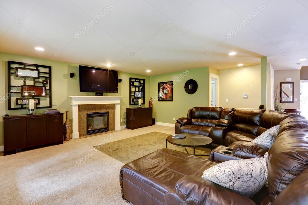 Licht groen woonkamer met een comfortabele lederen sofa ... Groen woonkamer banken
