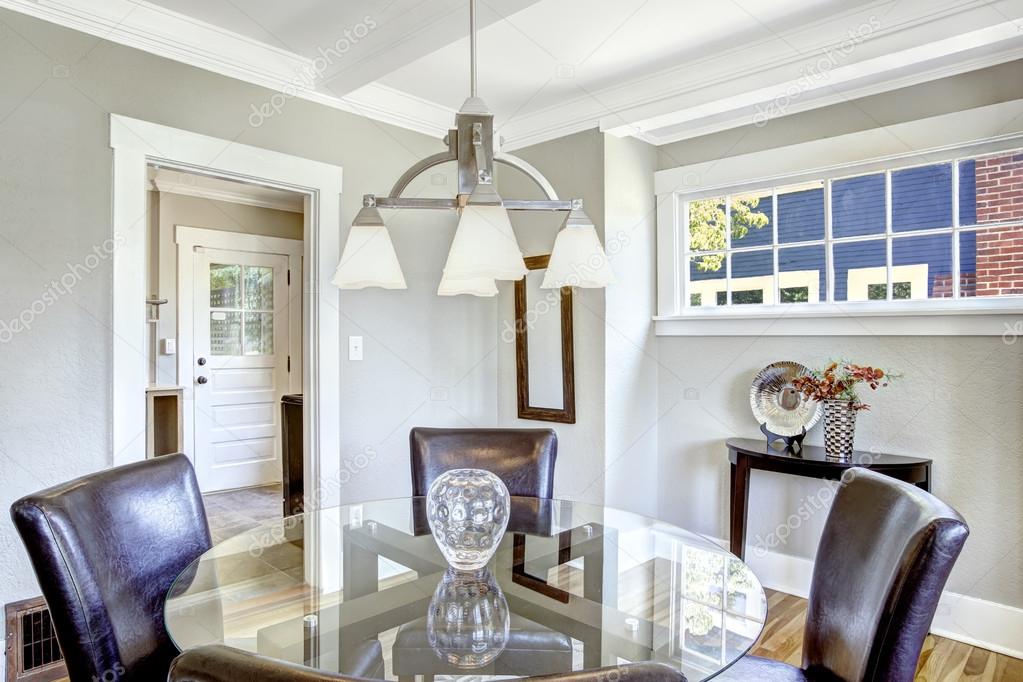 Juego de comedor. cristal redondo mesa con sillas de cuero — foto ...