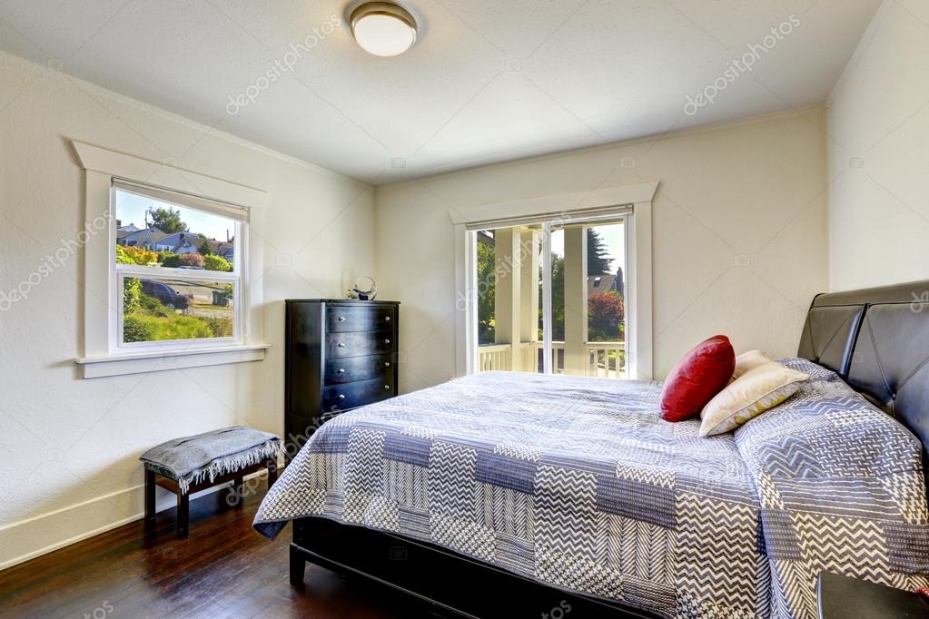 Schlafzimmer mit streik deck — stockfoto © iriana88w #52823831 Schlafzimmer einrichten mit schwarzem bett