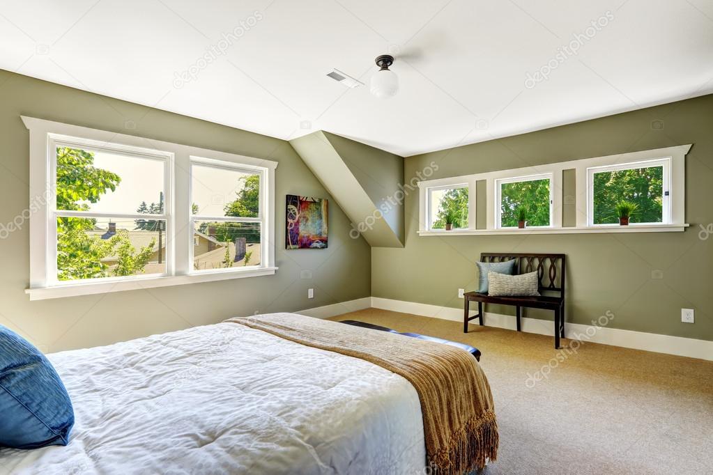 Camera da letto con pareti verdi e soffitto a volta — foto stock ...